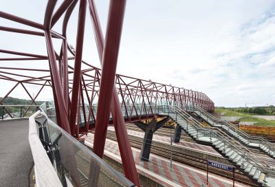 Passerelle surplombant les voies