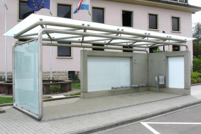 Abribus avec structure en acier inoxydable